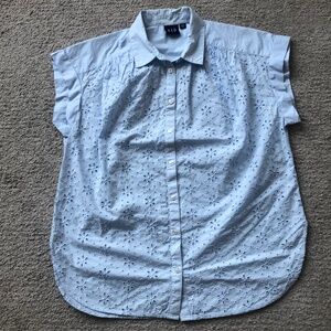 GAP- Eyelet top.NWOT.